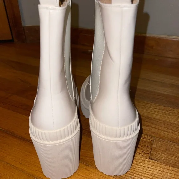 Chunky Sole Cream Boots - Picture 5 of 6